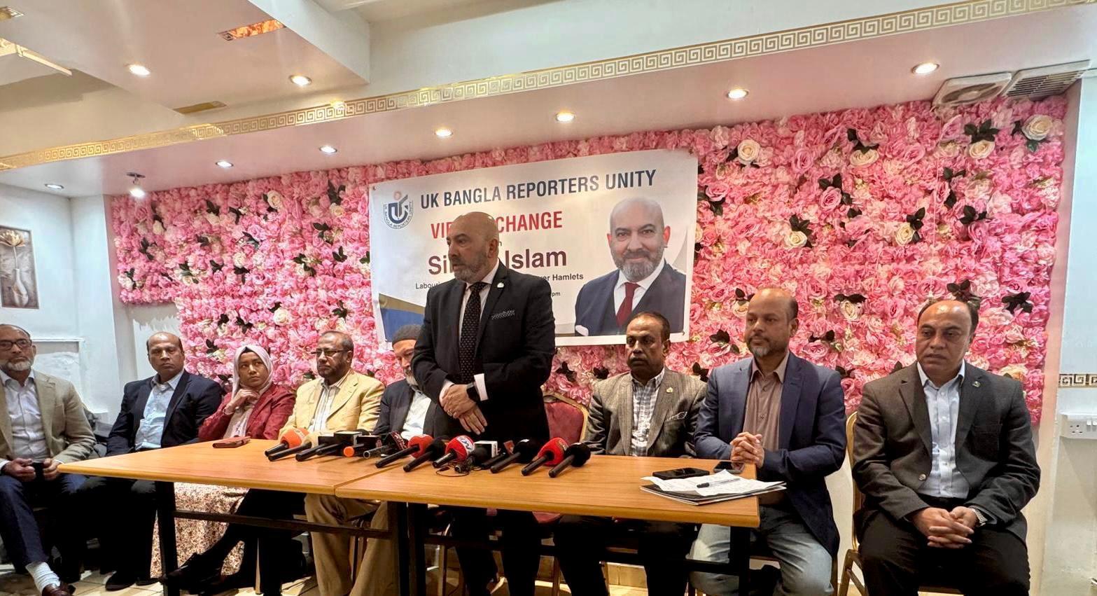 সাংবাদিকদের বিভিন্ন প্রশ্নের উত্তর দেন টাওয়ার হ‍্যামলেটস কাউন্সিলের লেবার পার্টির মেয়র প্রার্থী সিরাজুল ইসলাম ছবি: 